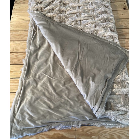 THRO by Marlo Lorenz Holiday Velvet Plush Decorative Throw  NWT Marlo Lorenz Signature Fleece Throw Blanket Size 50x58 Tan